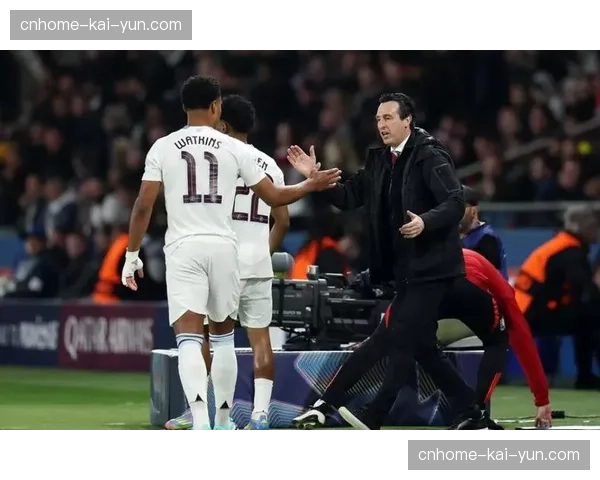 英格兰沃特金斯竞争上岗，阿斯顿维拉前锋的跑动扯动拉扯对手防线